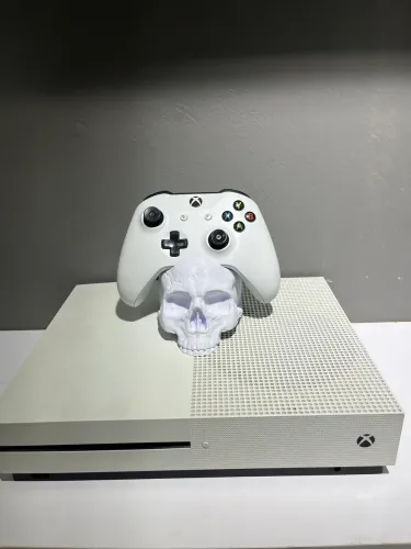 Xbox one S,com controle original e um suporte para o controle com impressão 3D