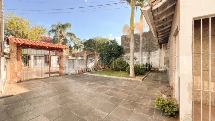 Sobrado com 3 dormitórios e 3 vagas em Porto Alegre, no bairro Jardim Itu, à venda.