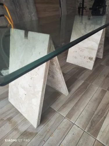 mesa de vidro bisotê, com pês de mármore.