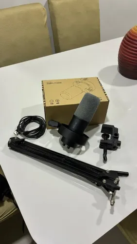 Microfone Fifine K688 com suporte e braço articulado