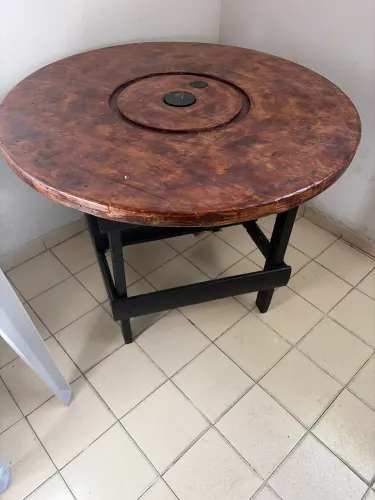 Mesa rústica de madeira 