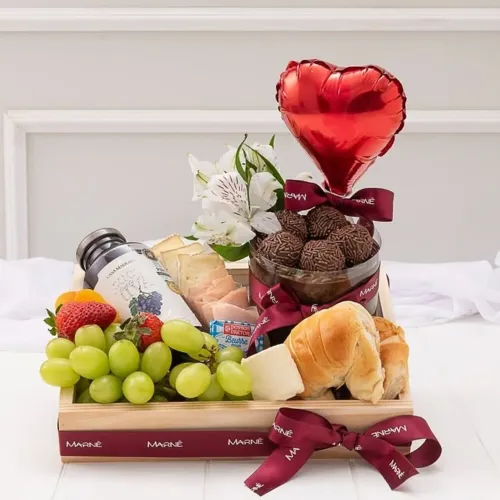 Cesta de cafe da manhã especial dia dos namorados ? personalizadas  com cartão  e fotos