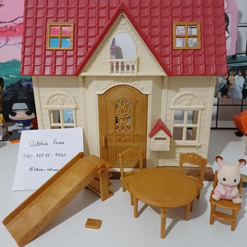 Casa telhado vermelho Sylvanian Families - acompanha bebê coelho chocolate e móveis