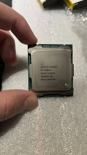 Xeon E5-2680 v4 (14 Núcleos / 28 Threads)