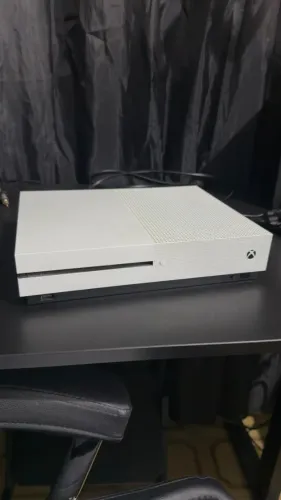 Xbox One S Branco 1TB + GTA 5 Original (Sem Controle)