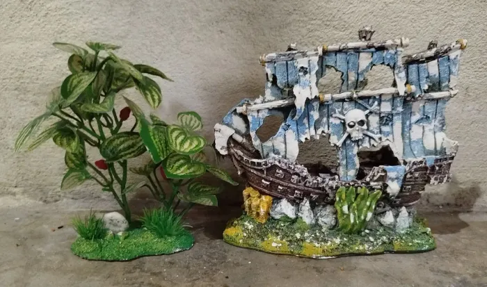 Enfeites para aquário: barco e planta