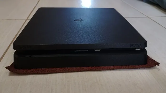 PS4 Slim +Controles +Jogos