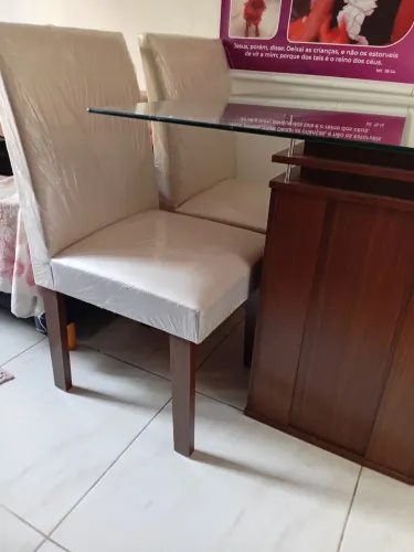 Vendo mesa nova com 4 cadeiras tampo de vidro. Ponta do vidro quebrou mais pode serrar no