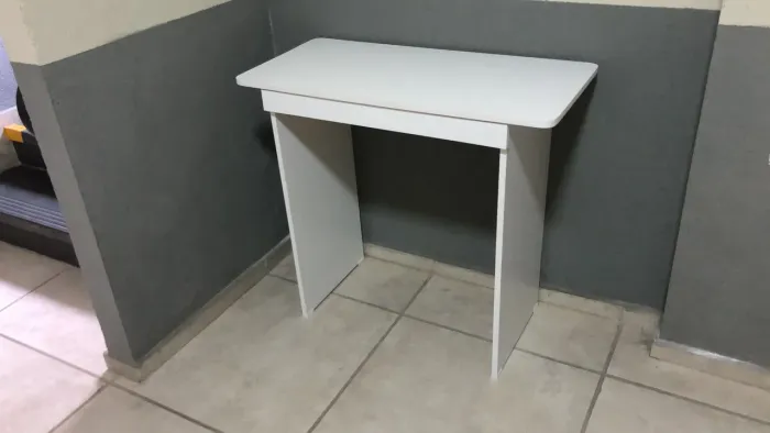 Vende-se ua mesa de computador