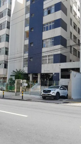Vendo Apartamento com 4/4, Suíte e Garagem na Barra Avenida em Salvador Bahia.