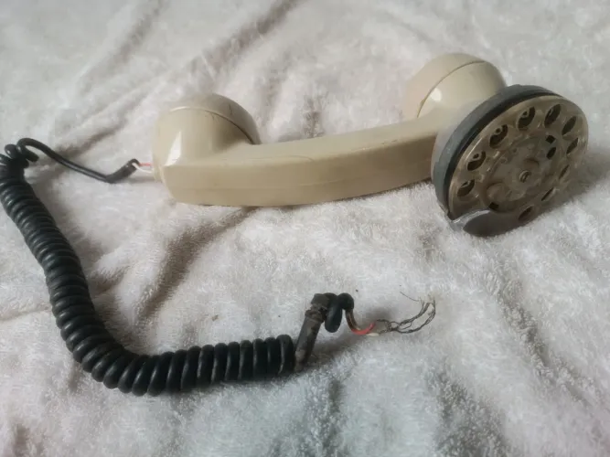 Antigo telefone de teste de linha em perfeito estado com marcas de uso pois era d trabalho