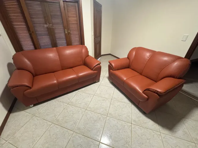 Conjunto com 2 sofás.