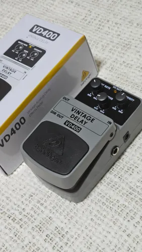 Pedal guitarra Behringer Vintage Delay VD400 - Estado de Novo com Caixa e Manual