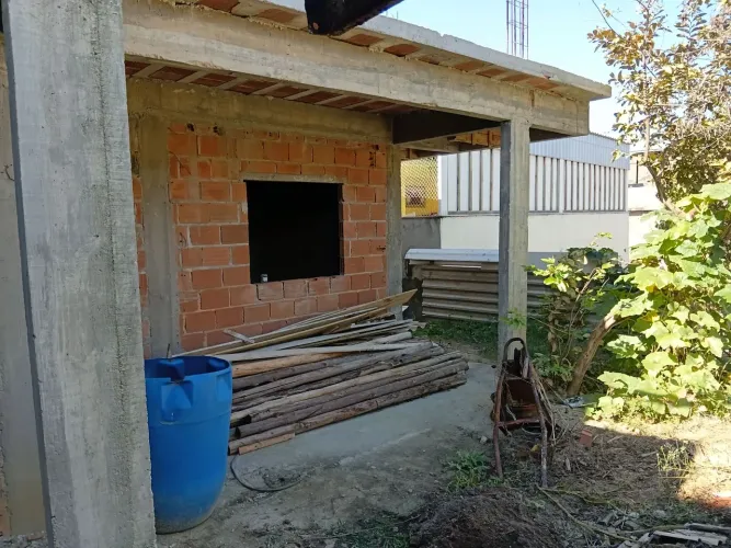 VENDO TERRENO COM UMA CASA PARA FINALIZAR 