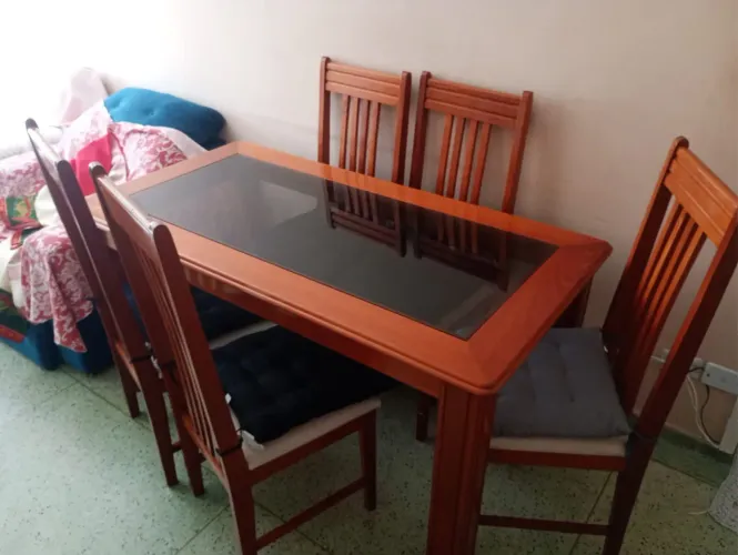 1 Mesa de Madeira e Vidro & 6 Cadeiras - Usada