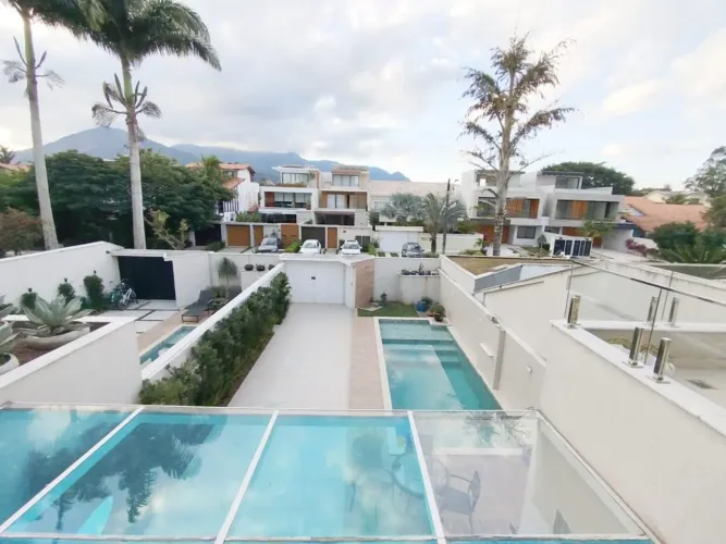 Rio Mar, Casa Com piscina e área gourmet. Espetacular com 3 vagas. Entrar morar.