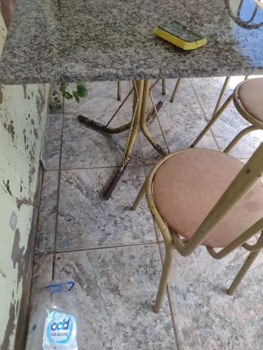 Mesa de ferro com quatro cadeiras e tampão de granito 