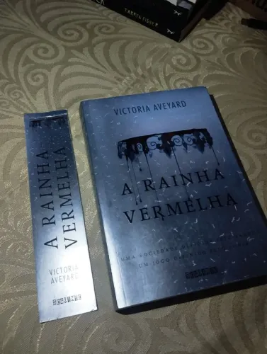 Livro: A rainha Vermelha + marca página.