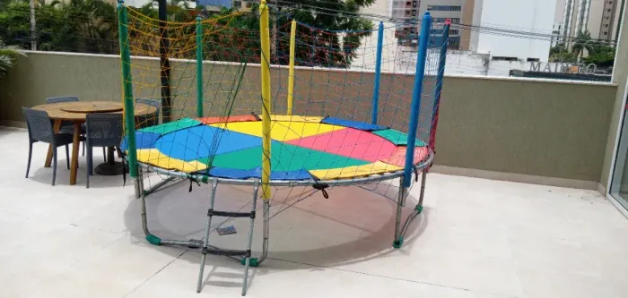 Locação de cama elástica e jogos de mesas.