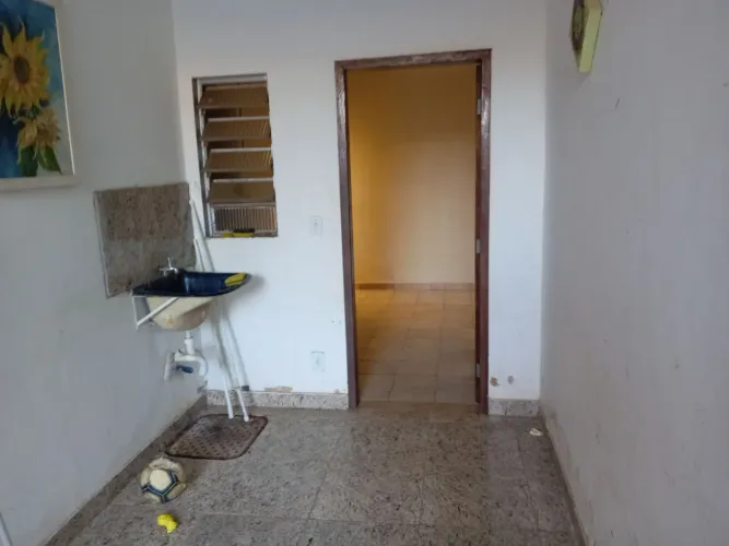 Alugo casa 2 quartos. Não tem garagem. 