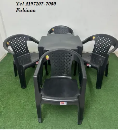 Mesa com poltronas de encosto telado