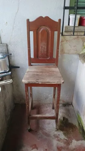 Cadeira alta de madeira 