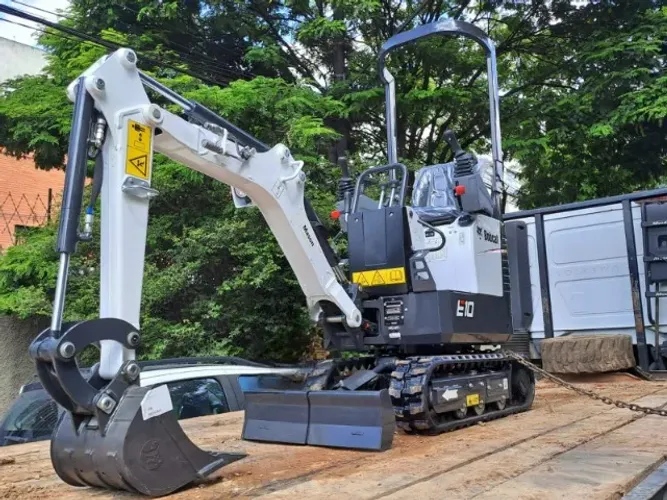 Aluguel de Mini Escavadeira Bobcat 1 Tonelada | Operador Incluso