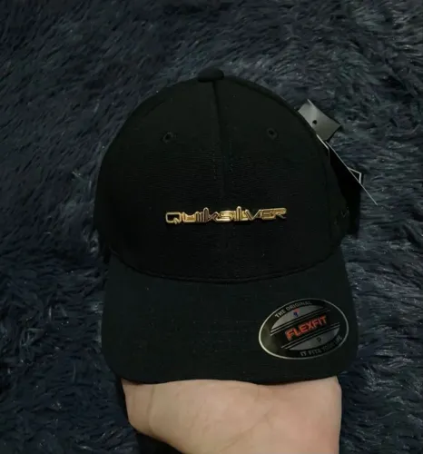 Boné boys quiksilver letreiro dourado