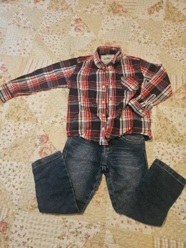 Camisa xadrez e calça jeans