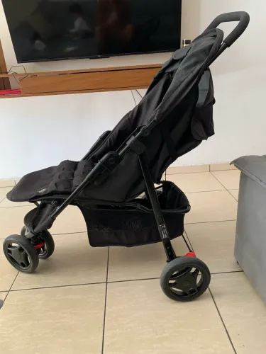 Vendo um carinho de bebê em ótimo estado.