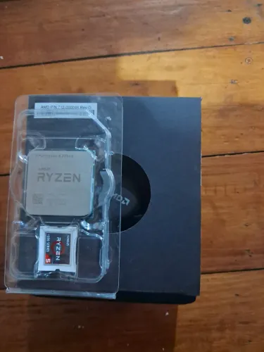 Processador AMD Ryzen 3 2200G (Estado de Novo) + Cooler Intacto - R$ 250