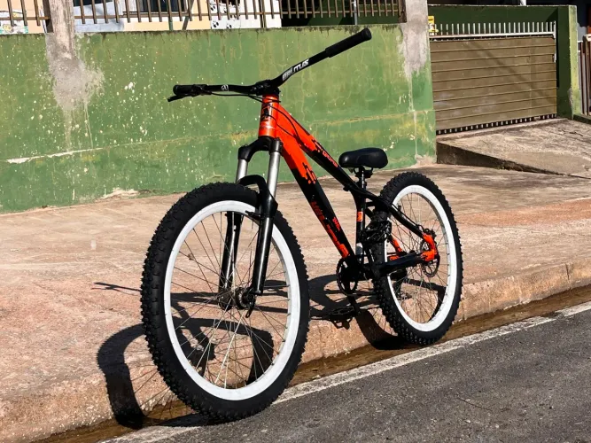 Bike aro 26, com suspensão dianteira e freio a disco. Interessados chamar no direct.