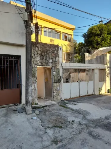 Alugo casa sobrado em São Francisco 2800,00 valor , WhatsApp *