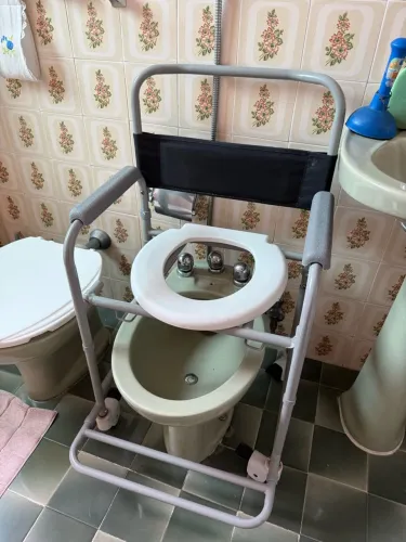 Vende-se cadeira de rodas e cadeira de banho
