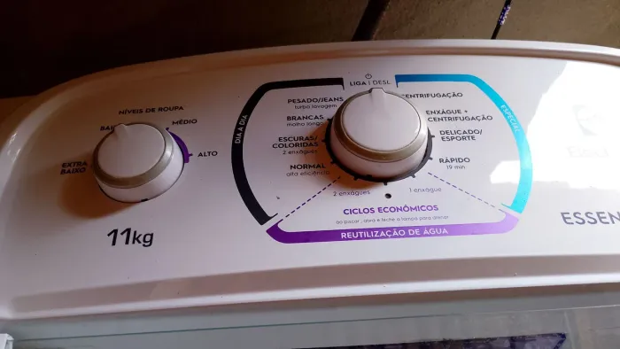 Vendo uma máquina de lavar roupa marca Eletrolux de 11kl sem nova valor 1.000 reais