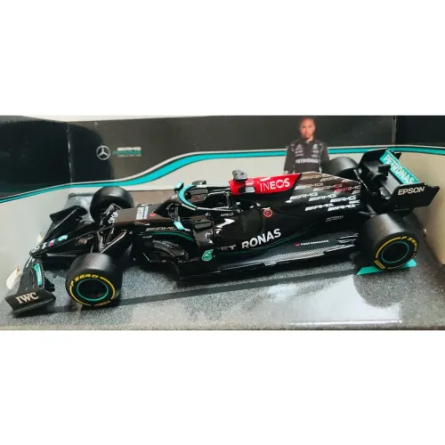 Miniatura Lewis Hamilton 2021 sem piloto e acrílico