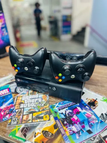 Xbox 360 Completo com 11 jogos e 2 manetes