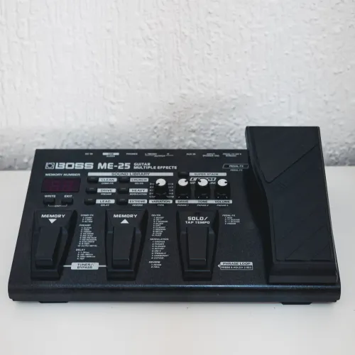 Pedaleira Boss me-25