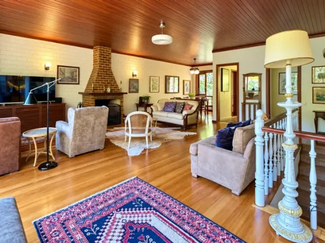 Excelente casa em meio a natureza, próxima ao comércio local, com um lindo lago, horta e u