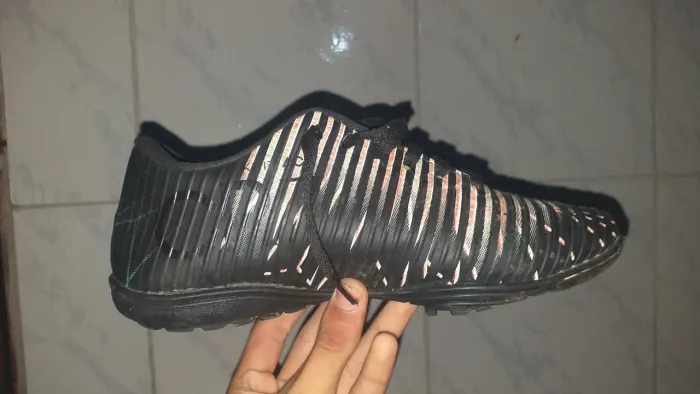 Vende-se essa chuteira semi novo por 150 reais