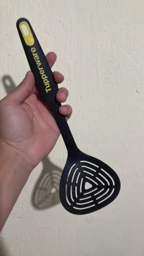 Escumadeira importada Tupperware preto com amarelo
