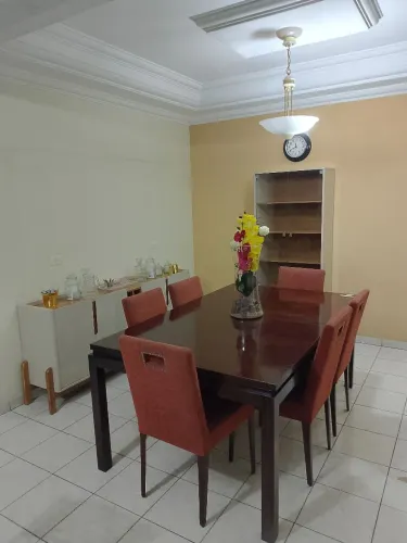 Mesa com 8 cadeiras madeira maciça 
