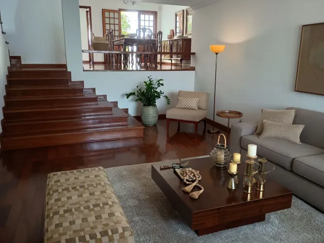 Vendo casa maravilhosa. Lugar privilegiado. Construção de primeira 3/4 3 salas,