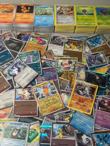 700 cartas pokmenon 300 bordas amarelas,100+ brilhantes