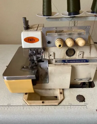 Máquina de costura overloque semi nova