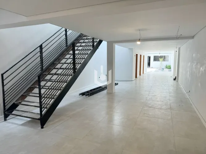 Ponto Comercial, recém-reformado, com 3 pavimentos na Chácara Santo Antônio de 430m² de ár