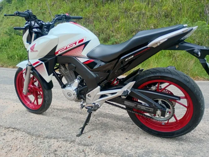 Uma Twister cb 250f toda original sem detalhes 