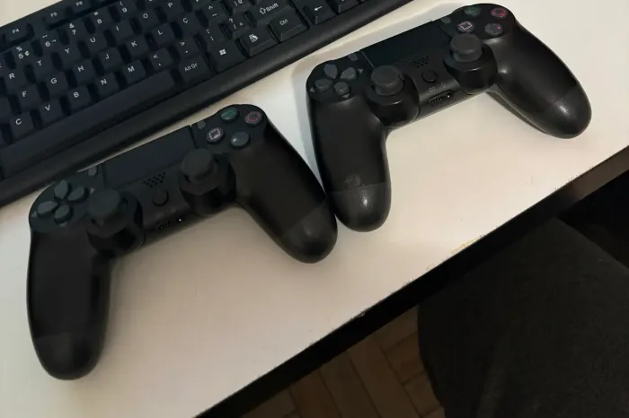 Vendo 2 controles Réplica de PS4 (Funcionando Perfeitamente)