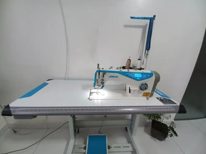 Máquina de costura industrial reta eletrônica