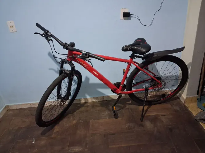 BICICLETA VERMELHA ARO 29 TODA GTS FREIO HIDRÁULICO ABSOLUTE MINERAL OIL